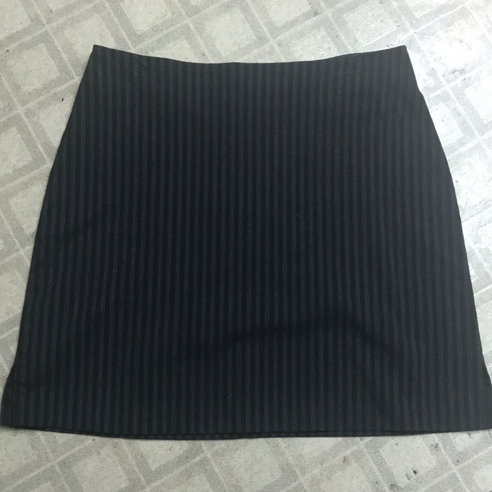 Skirt -above the knee